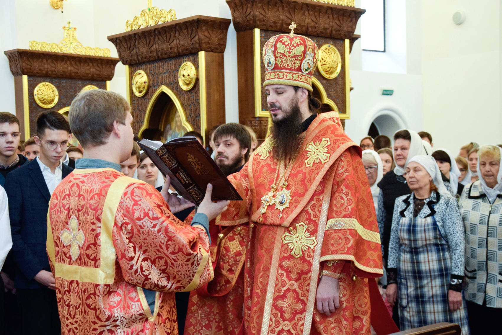 Архиерейское служение в храме Трёх святителей Поволжского православного института