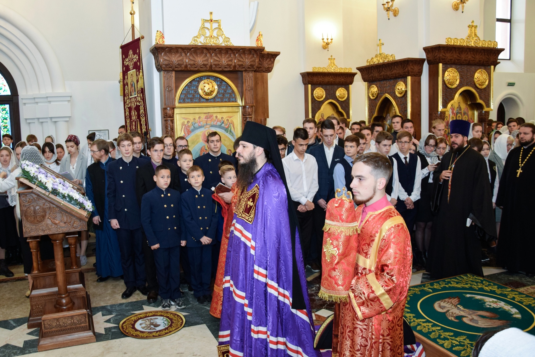 Архиерейское служение в храме Трёх святителей Поволжского православного института