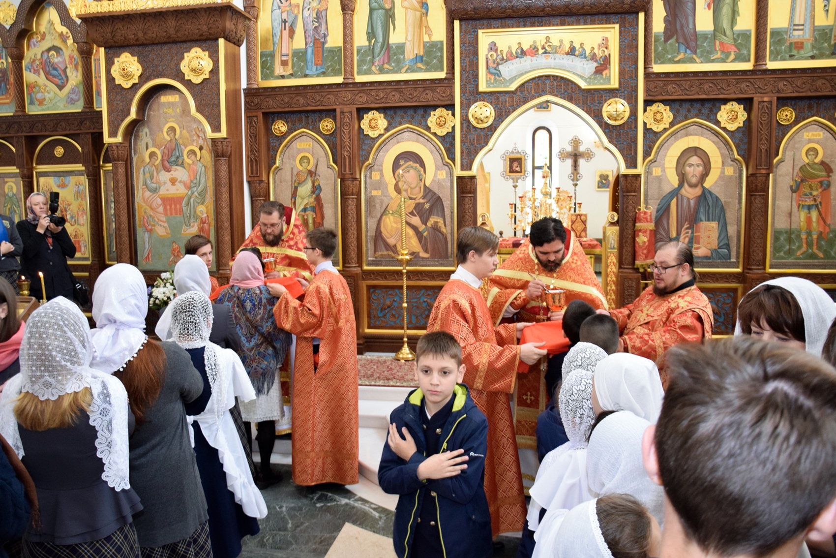 Архиерейское служение в храме Трёх святителей Поволжского православного института