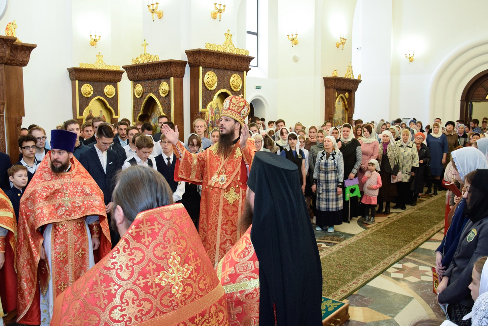 Архиерейское служение в храме Трёх святителей Поволжского православного института