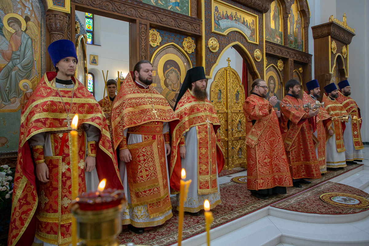 Архиерейское служение в храме Трёх святителей Поволжского православного института