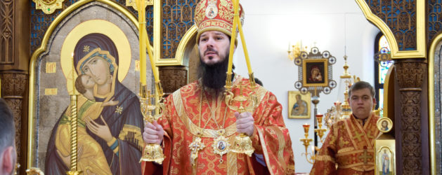 ЕПИСКОП ТОЛЬЯТТИНСКИЙ И ЖИГУЛЕВСКИЙ НЕСТОР СОВЕРШИЛ БОЖЕСТВЕННУЮ ЛИТУРГИЮ В ХРАМЕ ТРЕХ СВЯТИТЕЛЕЙ