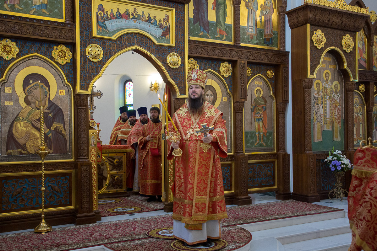 Архиерейское служение в храме Трёх святителей Поволжского православного института