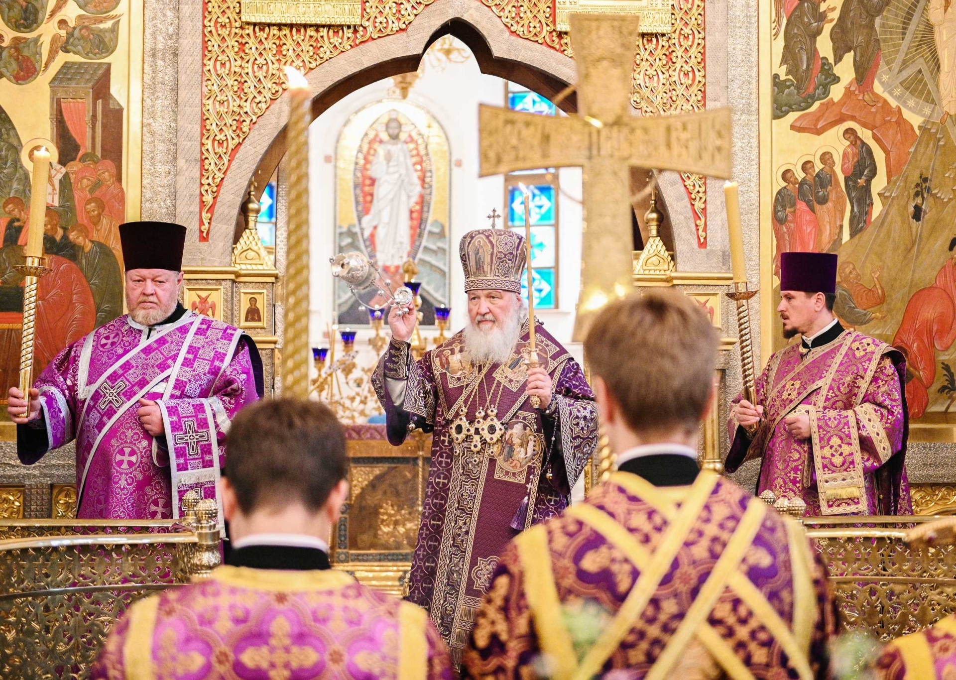 Предстоятель Русской Церкви совершил утреню всенощного бдения с чином Воздвижения Креста Господня в Спасо-Преображенском соборе г. Тольятти