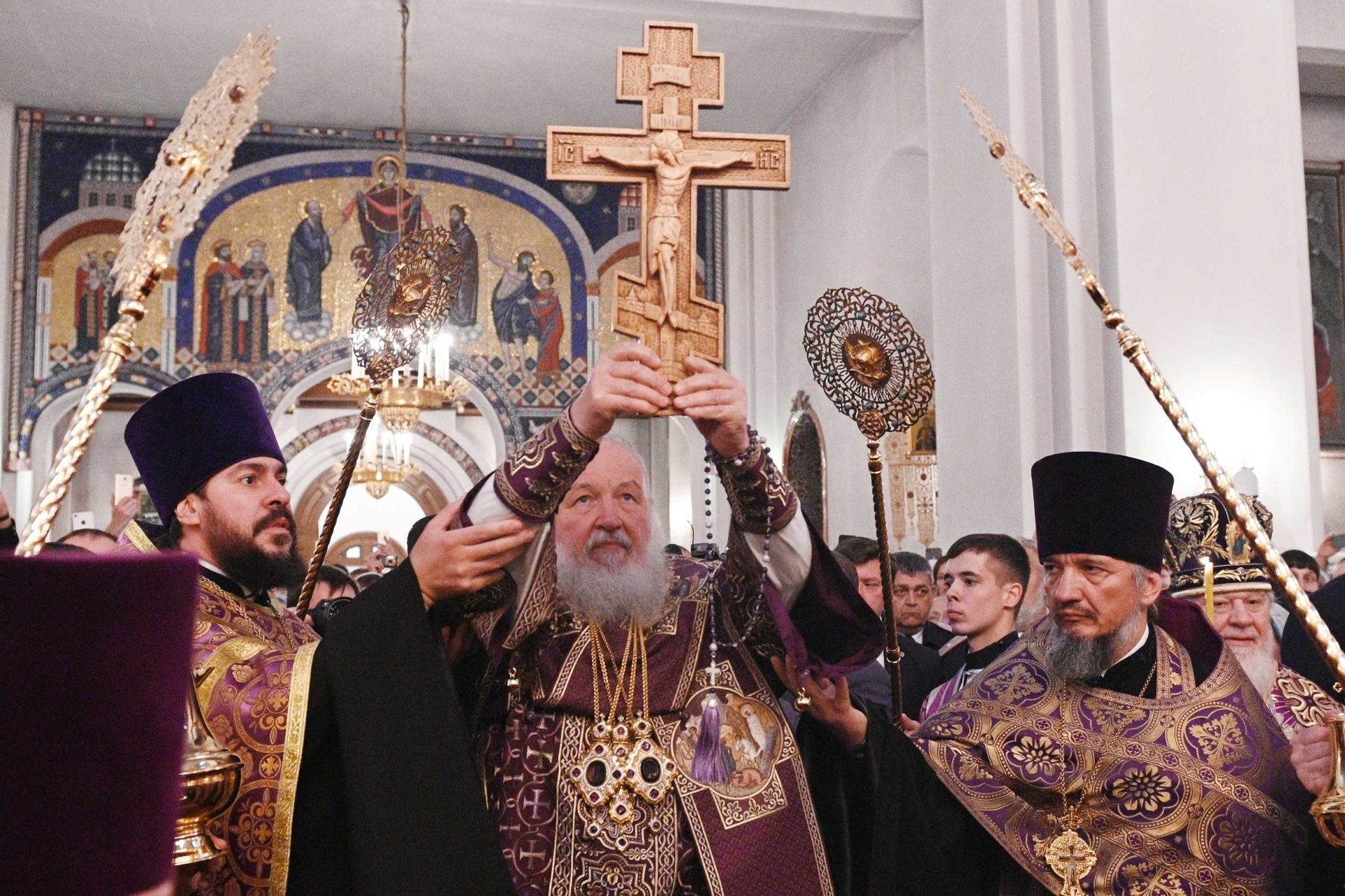 Предстоятель Русской Церкви совершил утреню всенощного бдения с чином Воздвижения Креста Господня в Спасо-Преображенском соборе г. Тольятти