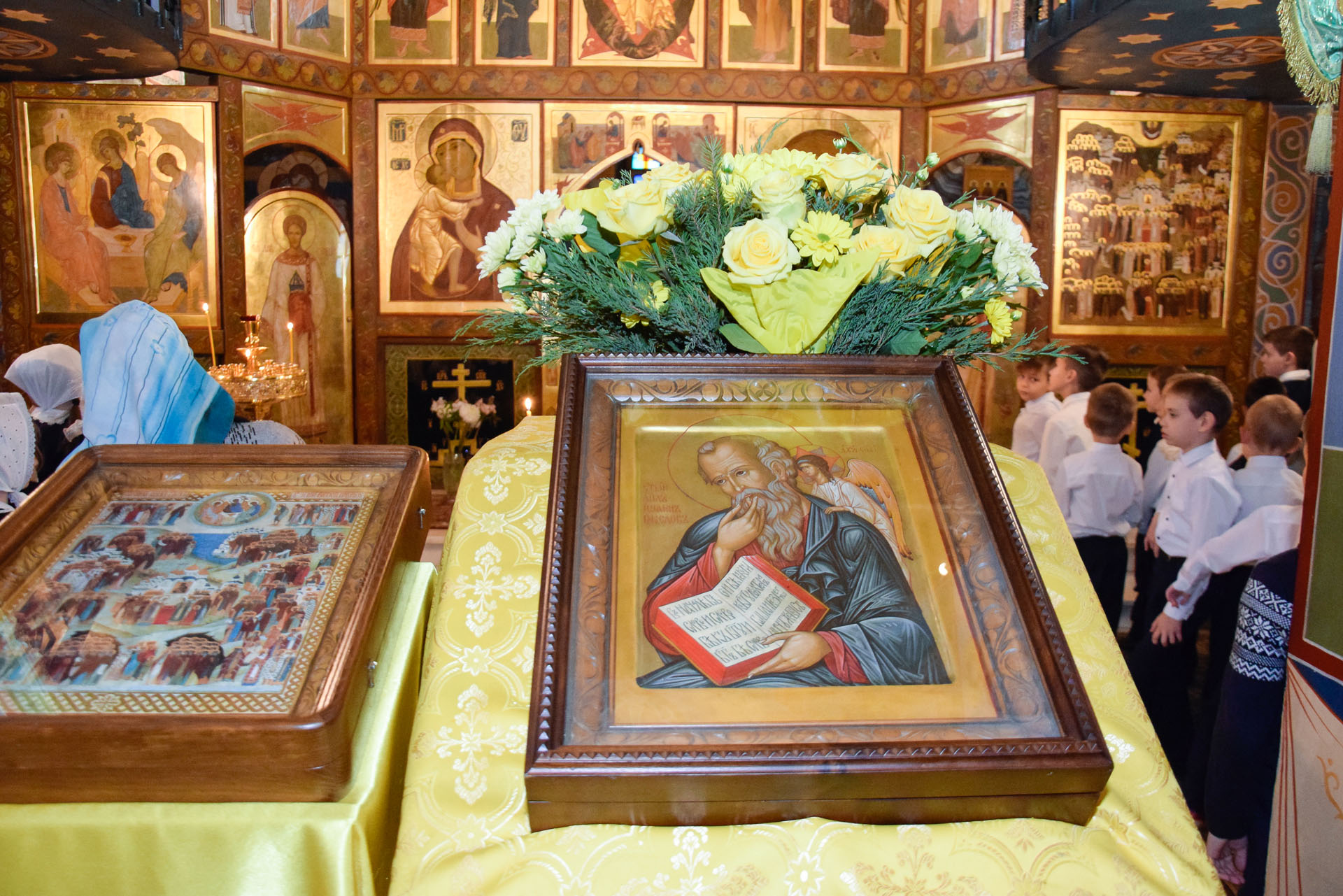 В ХРАМЕ ПРАВОСЛАВНОЙ КЛАССИЧЕСКОЙ ГИМНАЗИИ СОСТОЯЛАСЬ ЛИТУРГИЯ ДЛЯ ПОСВЯЩАЕМЫХ В ГИМНАЗИСТЫ