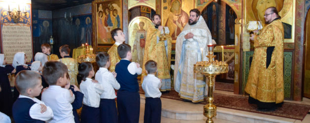 В ХРАМЕ ПРАВОСЛАВНОЙ КЛАССИЧЕСКОЙ ГИМНАЗИИ СОСТОЯЛАСЬ ЛИТУРГИЯ ДЛЯ ПОСВЯЩАЕМЫХ В ГИМНАЗИСТЫ