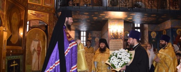 ЕПИСКОП НЕСТОР ВОЗГЛАВИЛ БОЖЕСТВЕННУЮ ЛИТУРГИЮ В ХРАМЕ ПРАВОСЛАВНОЙ КЛАССИЧЕСКОЙ ГИМНАЗИИ И ВРУЧИЛ НАГРАДЫ