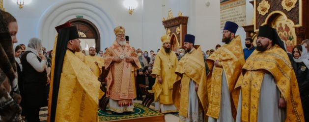 МИТРОПОЛИТ САМАРСКИЙ И НОВОКУЙБЫШЕВСКИЙ СЕРГИЙ ВОЗГЛАВИЛ ПРАЗДНИЧНУЮ ЛИТУРГИЮ В ХРАМЕ ТРЕХ СВЯТИТЕЛЕЙ