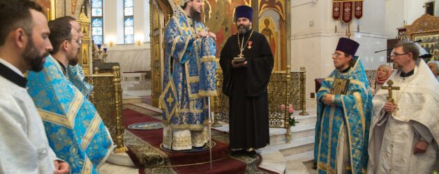 ЕПИСКОП НЕСТОР ВРУЧИЛ ПАТРИАРШУЮ НАГРАДУ КЛИРИКУ ВЕНЧАЛЬНОГО ХРАМА ПРОТОИЕРЕЮ ГЕОРГИЮ РЫБАКОВУ