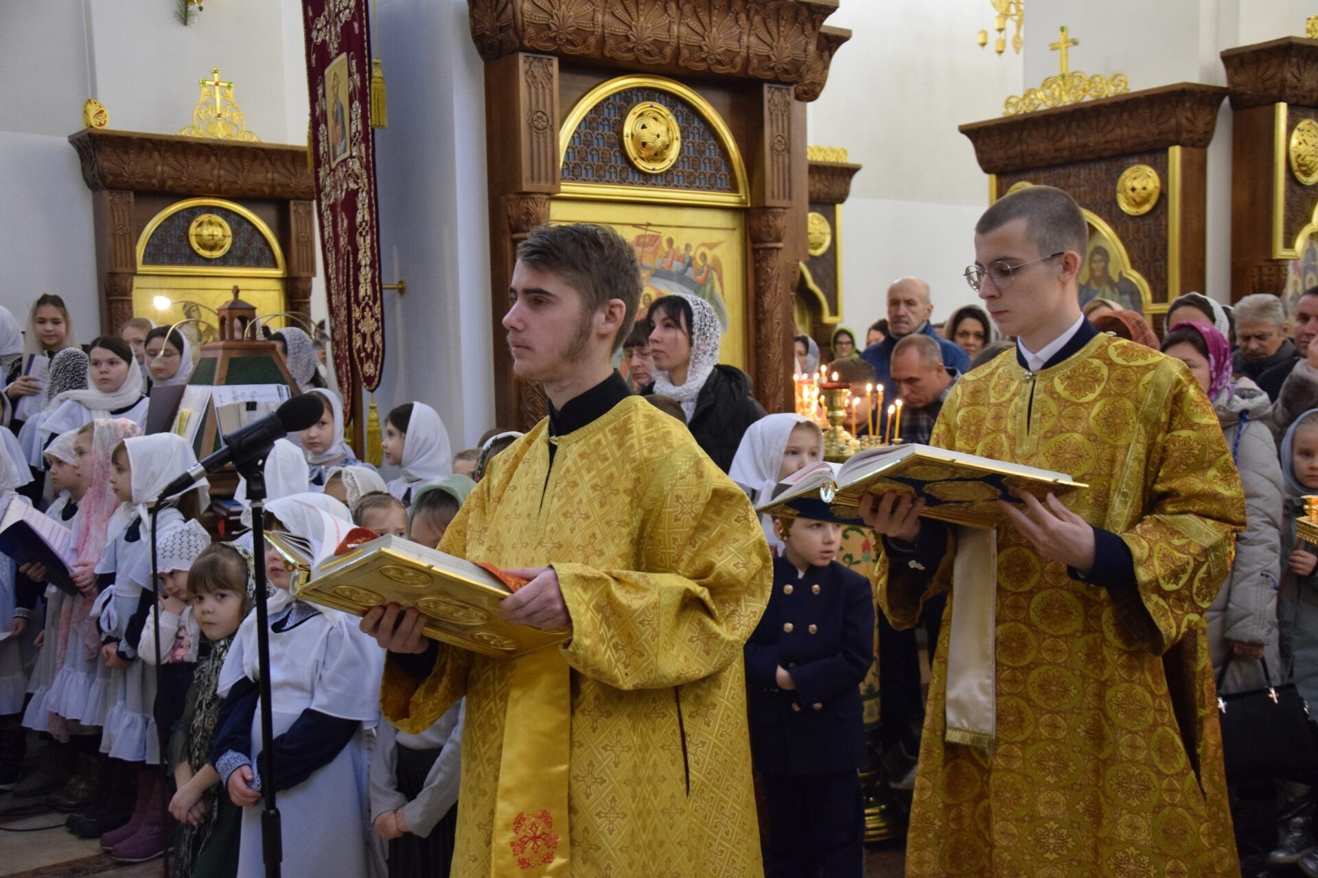 В ХРАМЕ ТРЁХ СВЯТИТЕЛЕЙ СОСТОЯЛАСЬ ДЕТСКО-ЮНОШЕСКАЯ ЛИТУРГИЯ