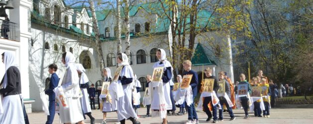 ДЕТСКАЯ ПАСХАЛЬНАЯ ЛИТУРГИЯ И КРЕСТНЫЙ ХОД