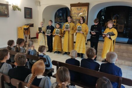 В домовом храме Тольяттинской классической гимназии Всех Русских святых состоялся зачет для учащихся проекта «Алтарное дело»