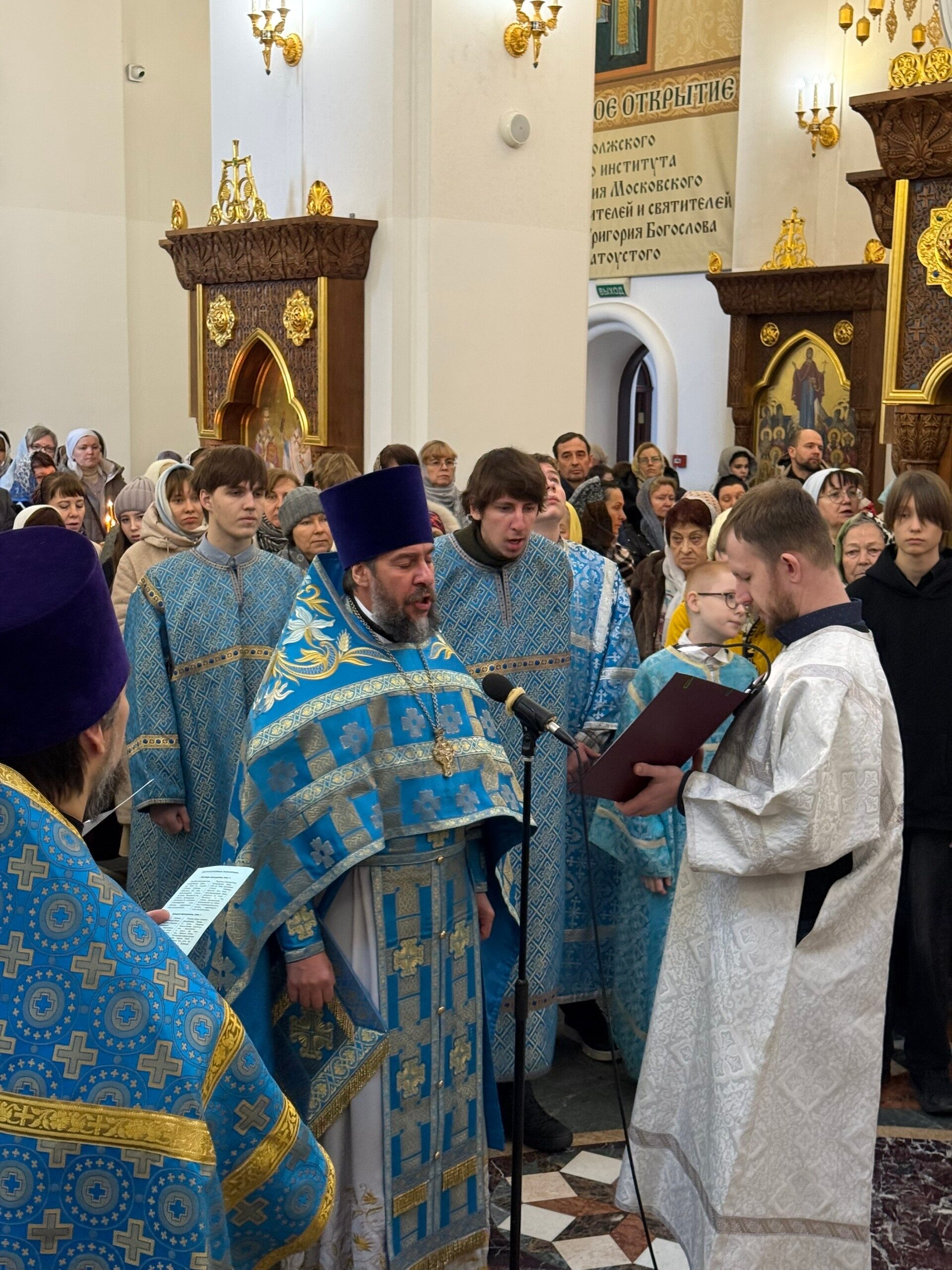 На Сретение Господне в храме Трех Святителей состоялась сводная детско-юношеская литургия