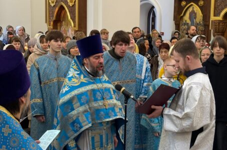 На Сретение Господне в храме Трех Святителей состоялась сводная детско-юношеская литургия