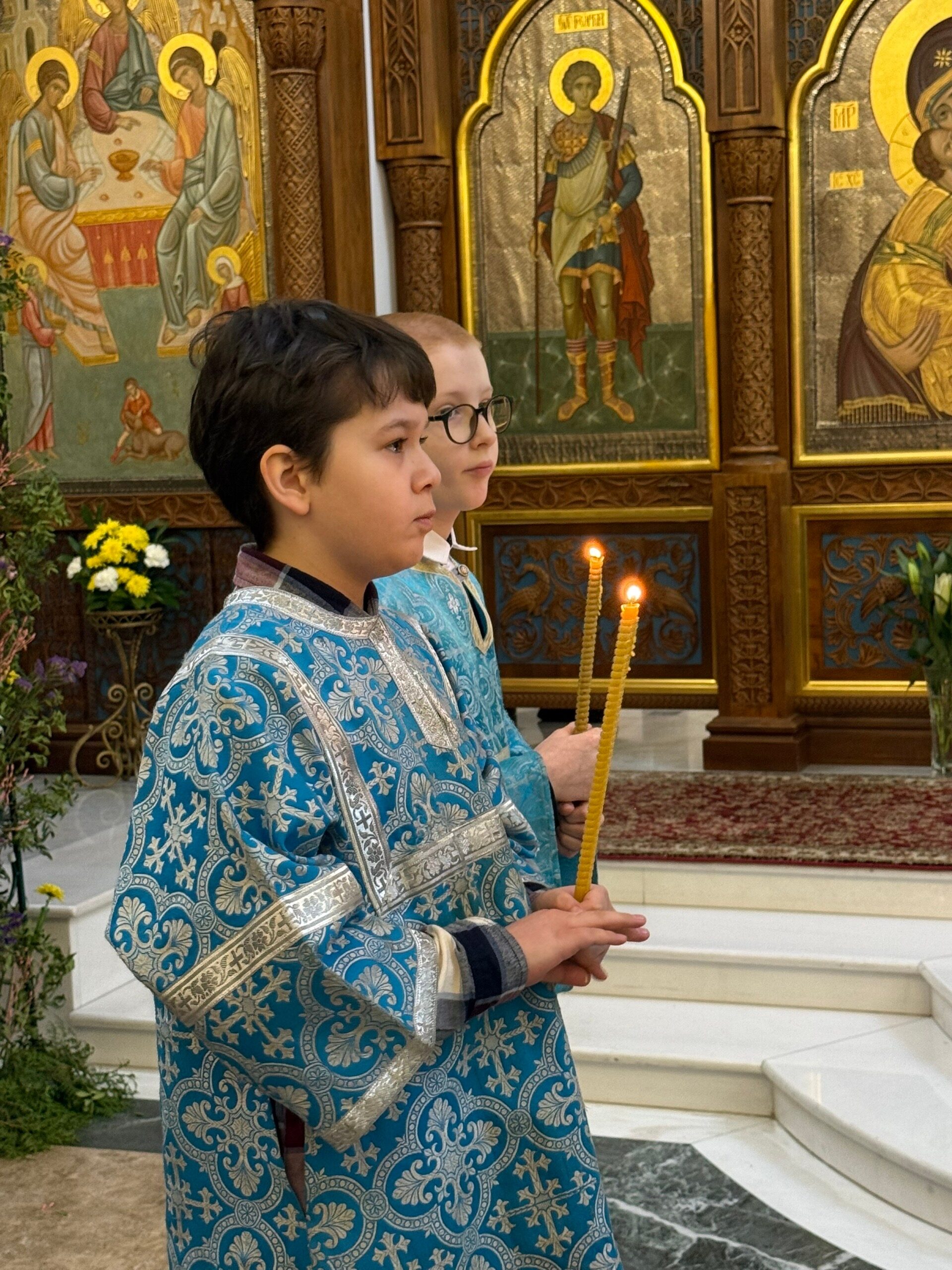 На Сретение Господне в храме Трех Святителей состоялась сводная детско-юношеская литургия