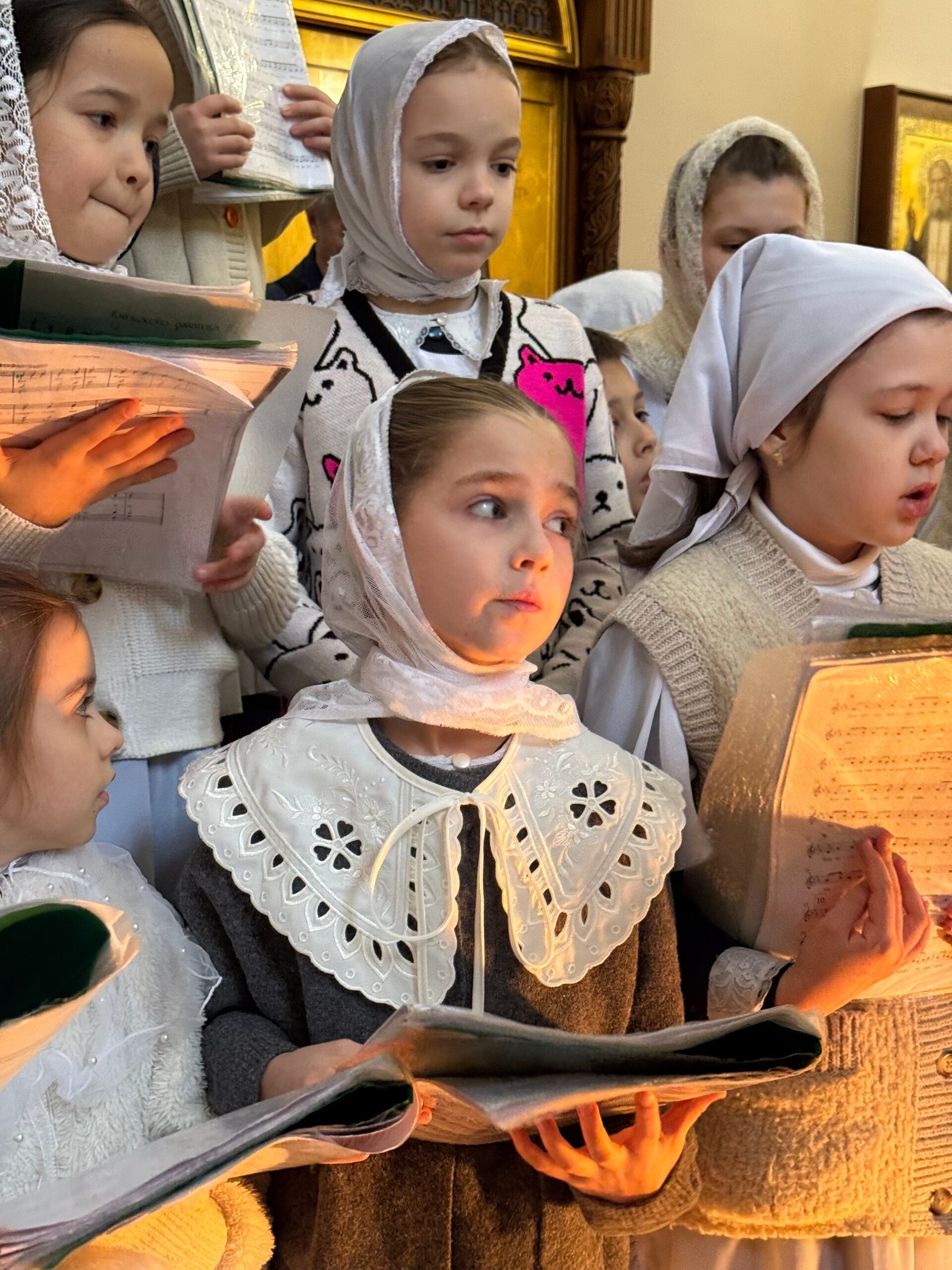 На Сретение Господне в храме Трех Святителей состоялась сводная детско-юношеская литургия