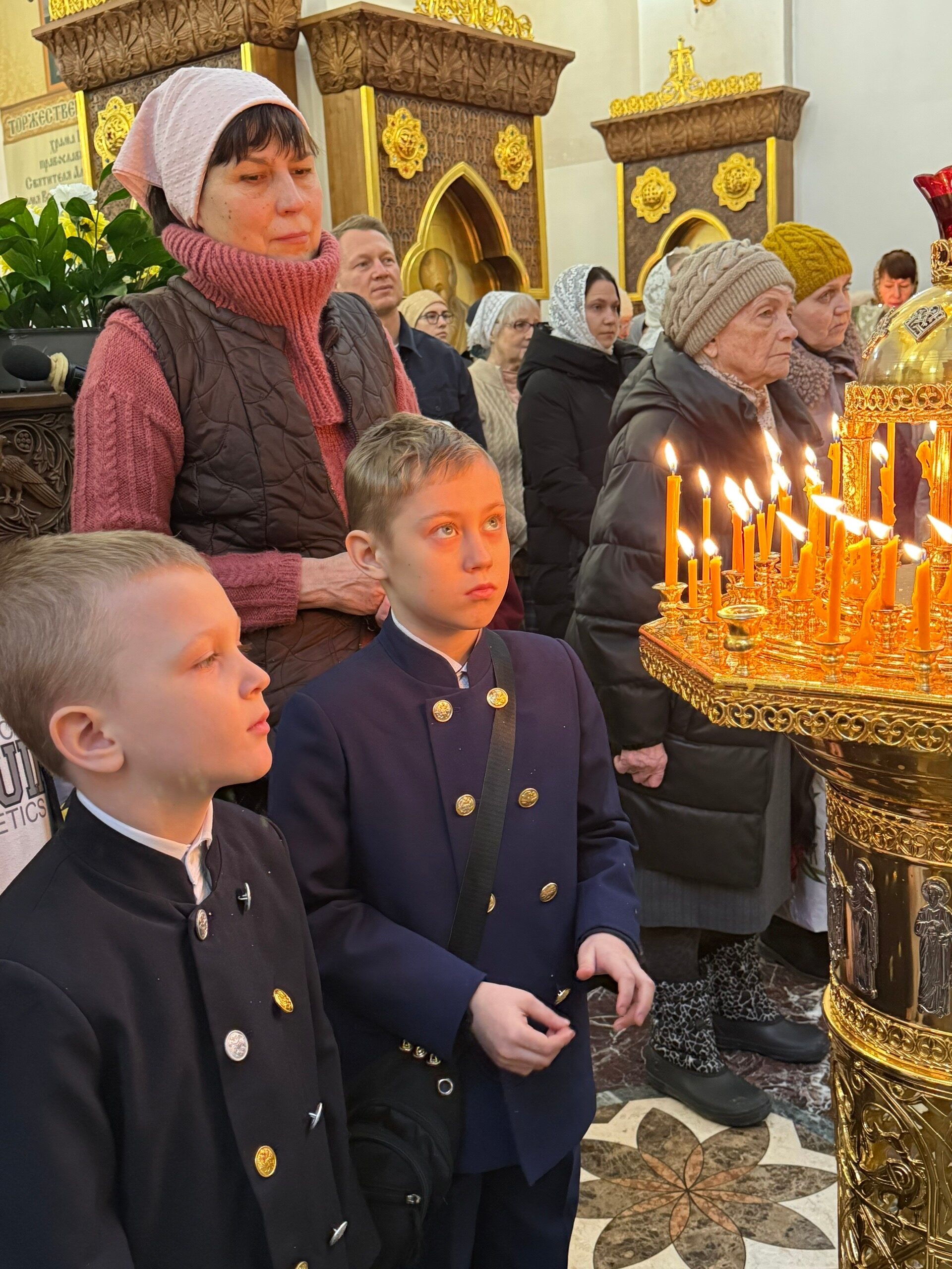 На Сретение Господне в храме Трех Святителей состоялась сводная детско-юношеская литургия