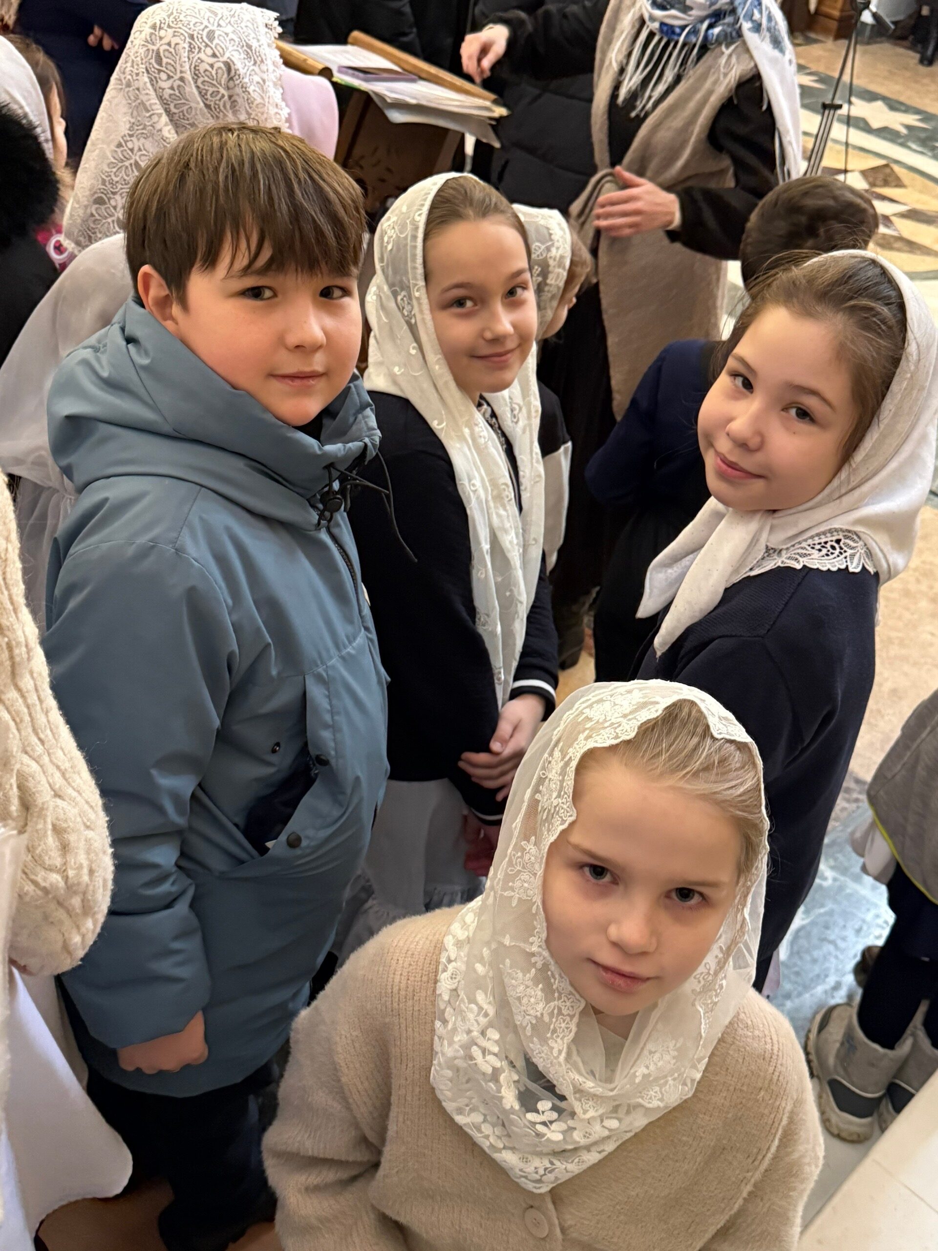 На Сретение Господне в храме Трех Святителей состоялась сводная детско-юношеская литургия