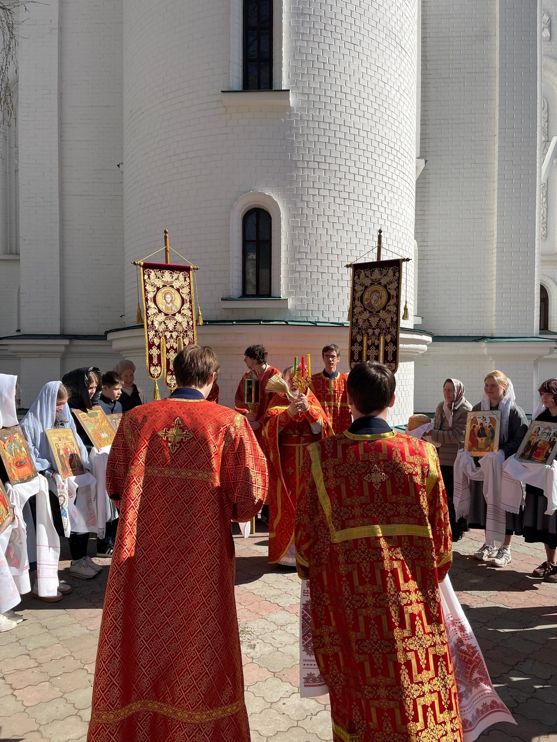 В дни Светлой седмицы ученики Тольяттинской классической гимназии Всех Русских святых участвуют в Крестном ходе