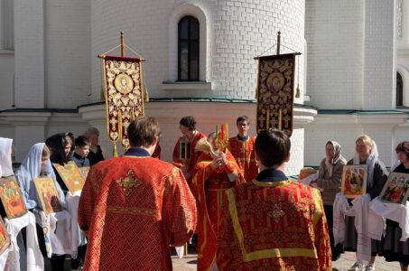 В дни Светлой седмицы ученики Тольяттинской классической гимназии Всех Русских святых участвуют в Крестном ходе