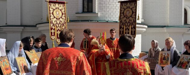 В дни Светлой седмицы ученики Тольяттинской классической гимназии Всех Русских святых участвуют в Крестном ходе