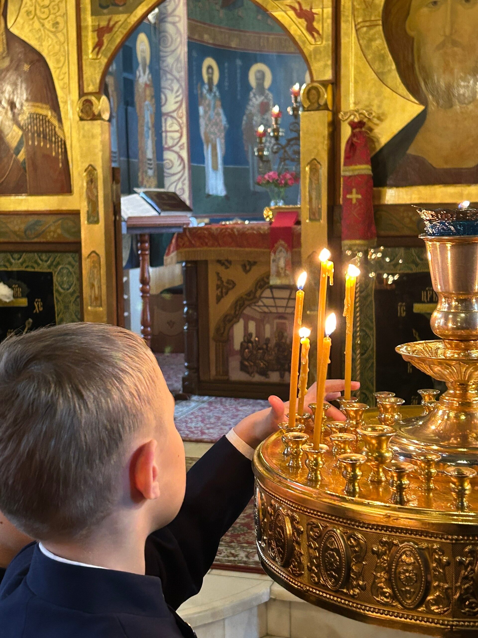 В день светлой Радоницы в храме Всех святых, в земле Русской просиявших, состоялась литургия и панихида в память об усопших