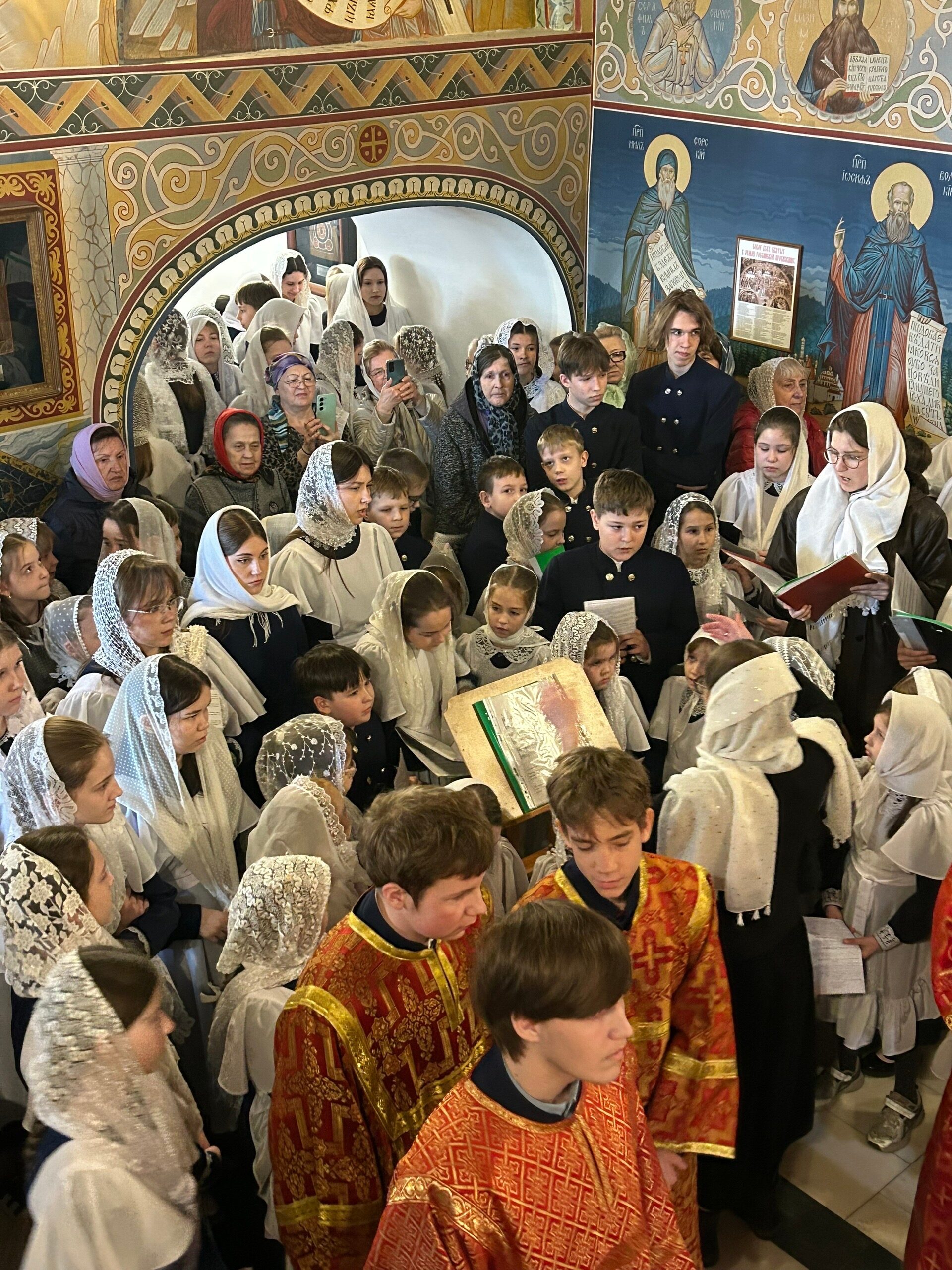 В день светлой Радоницы в храме Всех святых, в земле Русской просиявших, состоялась литургия и панихида в память об усопших