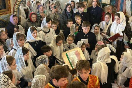 В день светлой Радоницы в храме Всех святых, в земле Русской просиявших, состоялась литургия и панихида в память об усопших