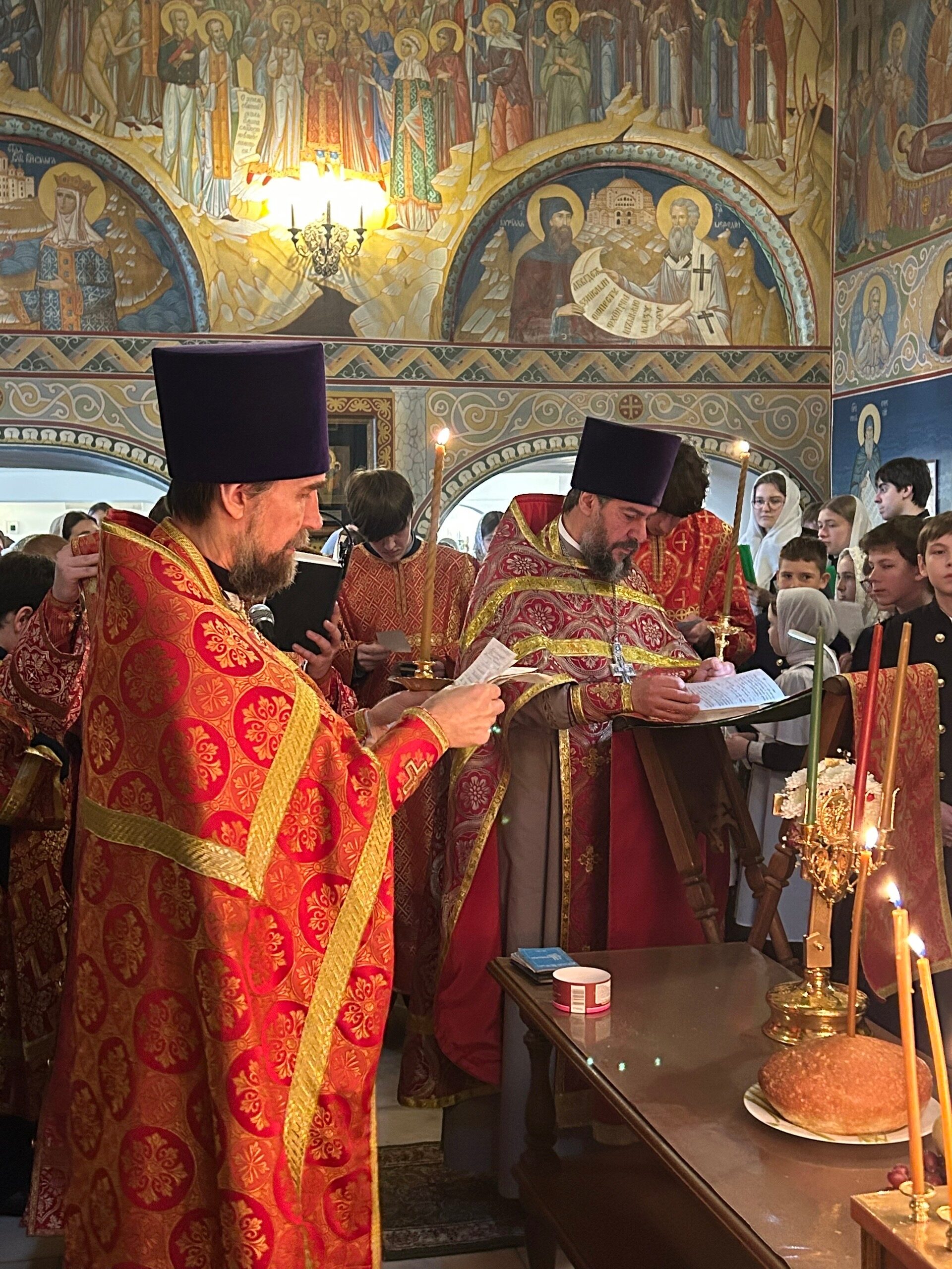 В день светлой Радоницы в храме Всех святых, в земле Русской просиявших, состоялась литургия и панихида в память об усопших